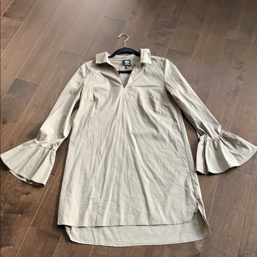 Green dress with bell sleeves and collar